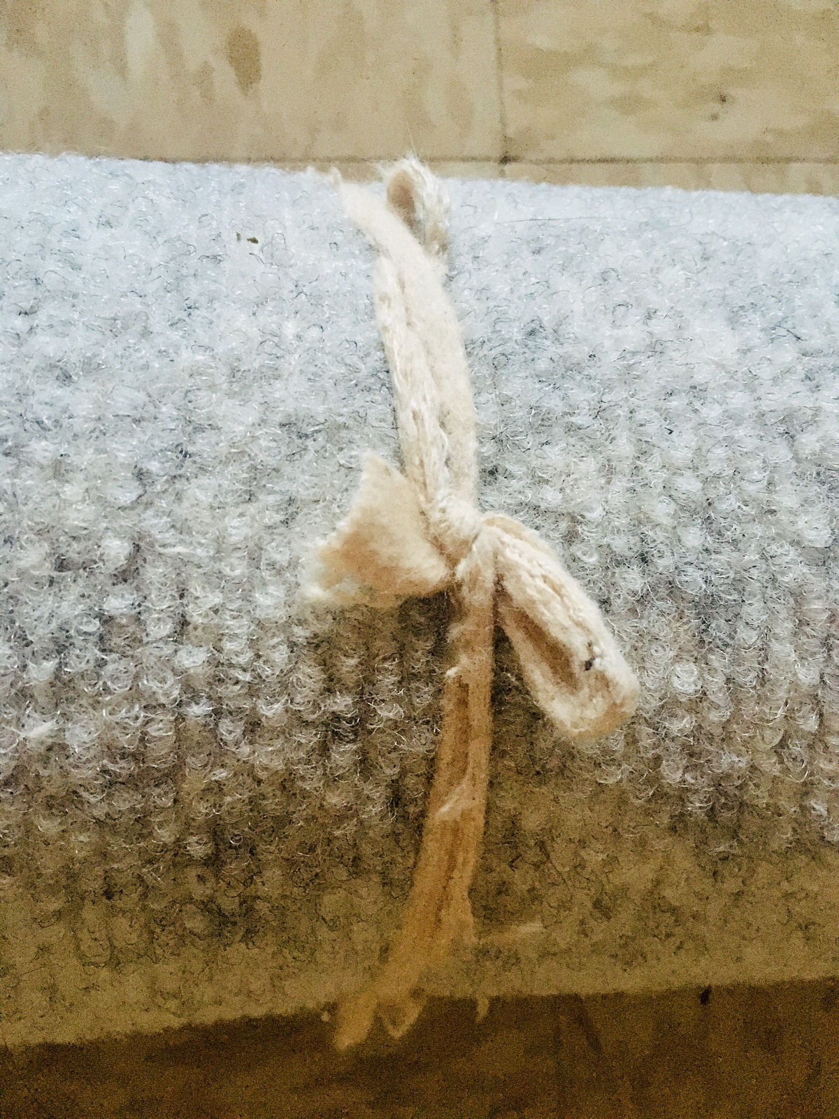 secure carpet on scratching post with string